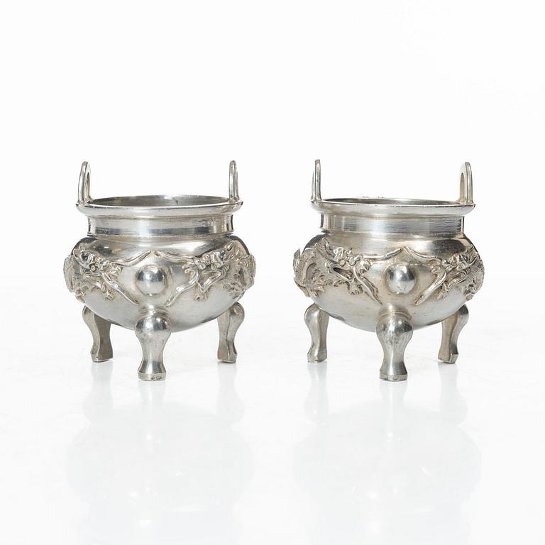 Saltkar ett par, silver, Kina, 1900-tal.