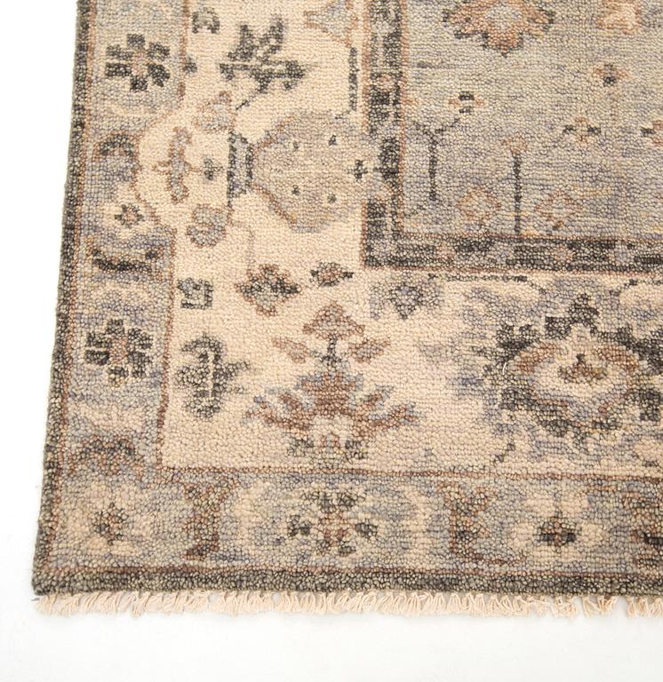 A carpet, Ziegler Design, ca 371 x 253 cm.