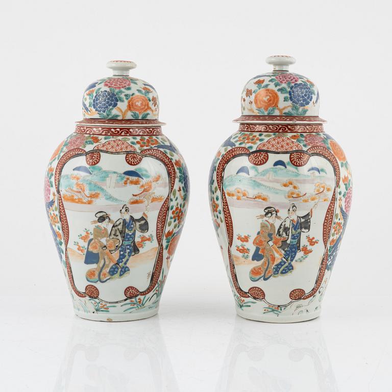 A pair of lidded porcelain urns, Japan, early 20th century.