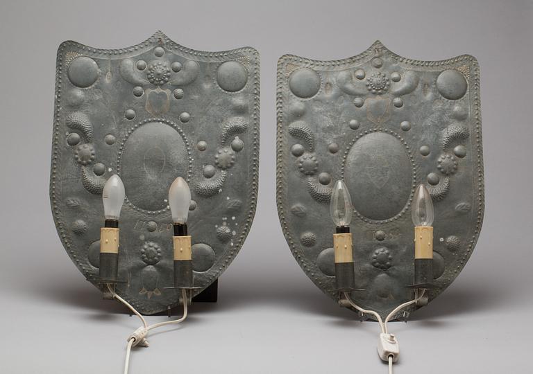 VÄGGPLÅTAR, ett par, tenn, barock. Bär årtal 1750.