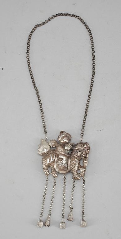 HALSBAND, silver, Kina, 1900-tal. Vikt ca 100 g.