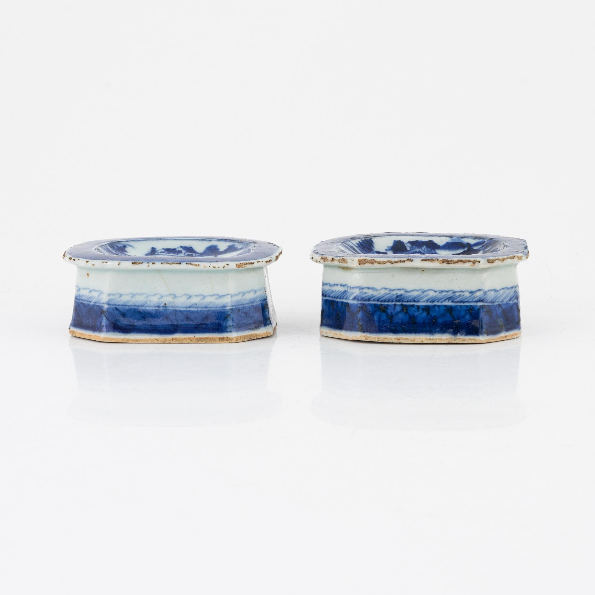 A pair of Chinese blue and white exportporcelain salt cellars, Qing dynasty, 19th century.