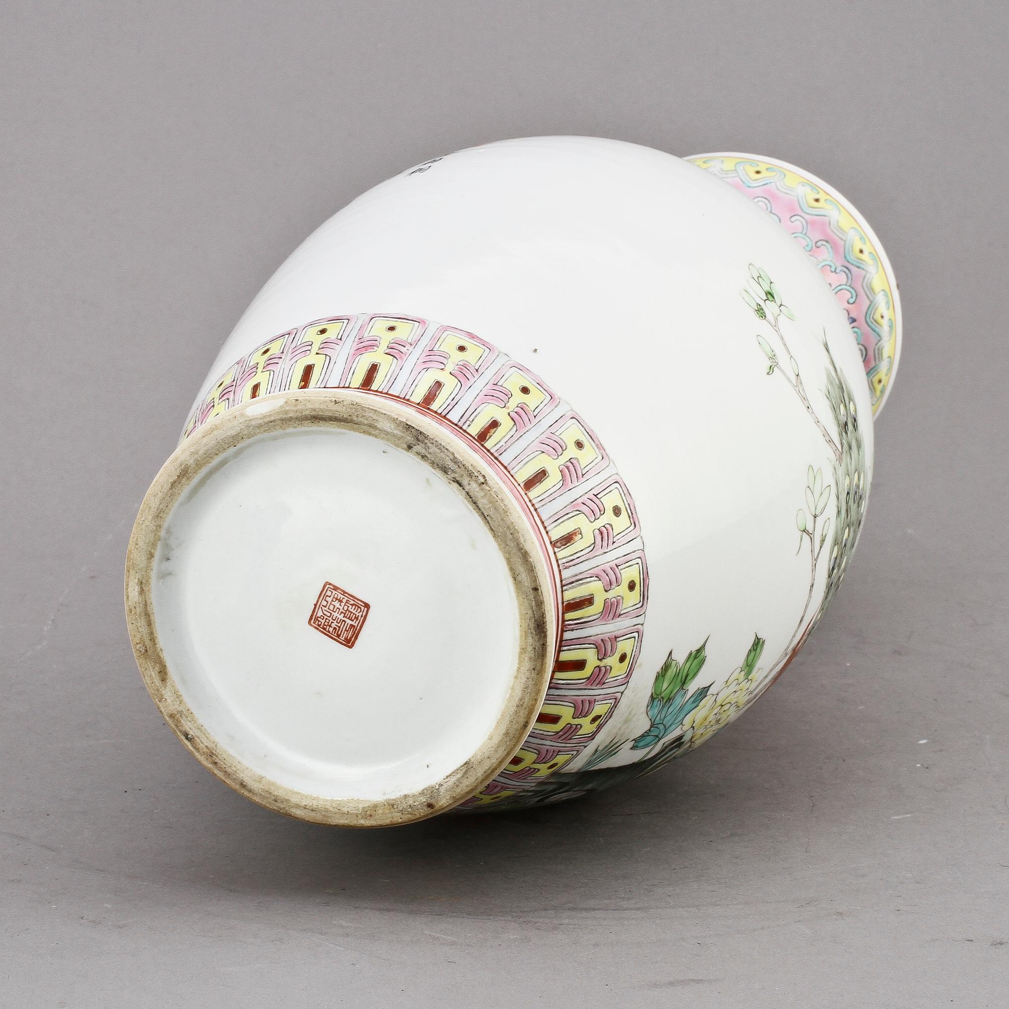 VAS, porslin, Kina, 1900-tal.