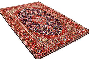 A Kashan carpet, c. 305 x 200 cm.