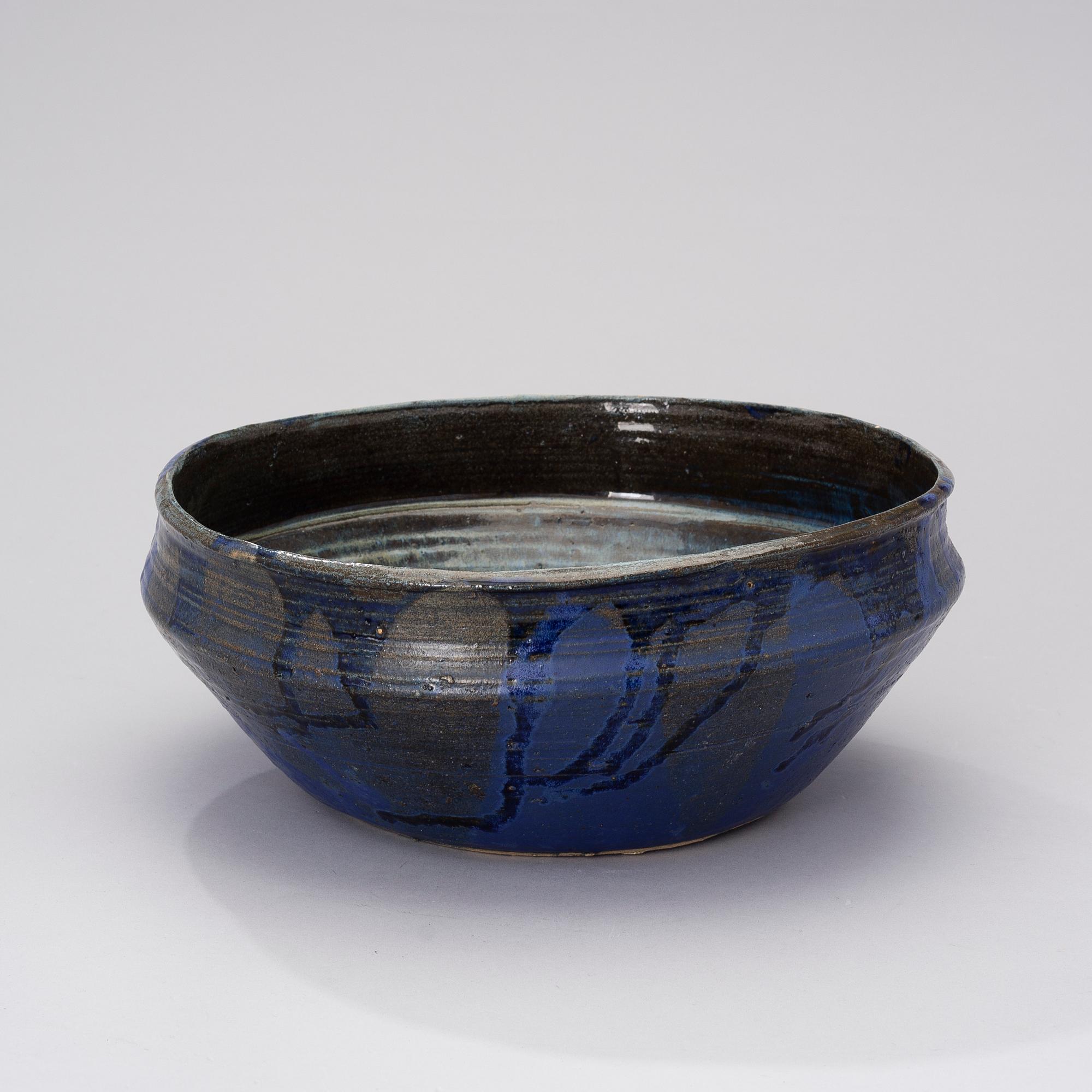 A ceramic bowl signed AMO.