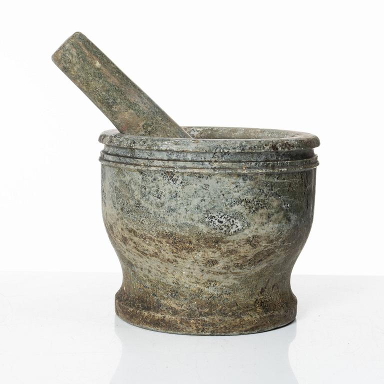 Mortel med stöt, kolmårdsmarmor, 1800-tal.