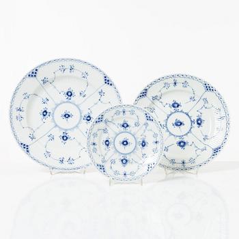 Royal Copenhagen, Service 82 pieces, Musselmalet, half lace.