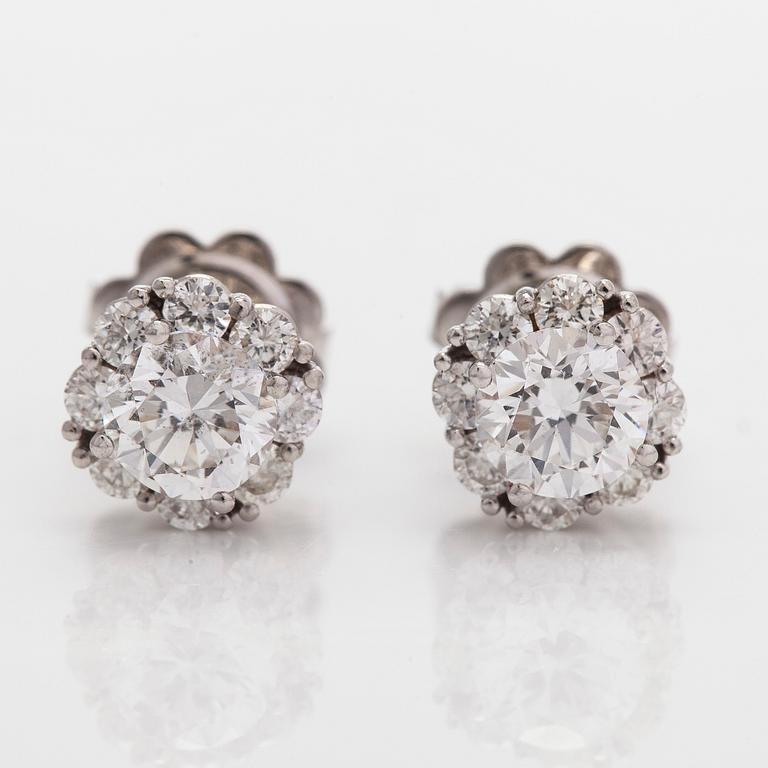 Korvakorut, 18K valkokultaa, ja briljanttihiottuja timantteja. Mukana GIA-raportti.