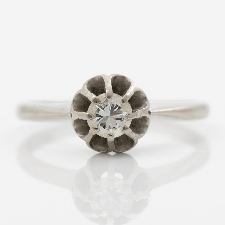 18K white gold ring with a brilliant-cut diamond.