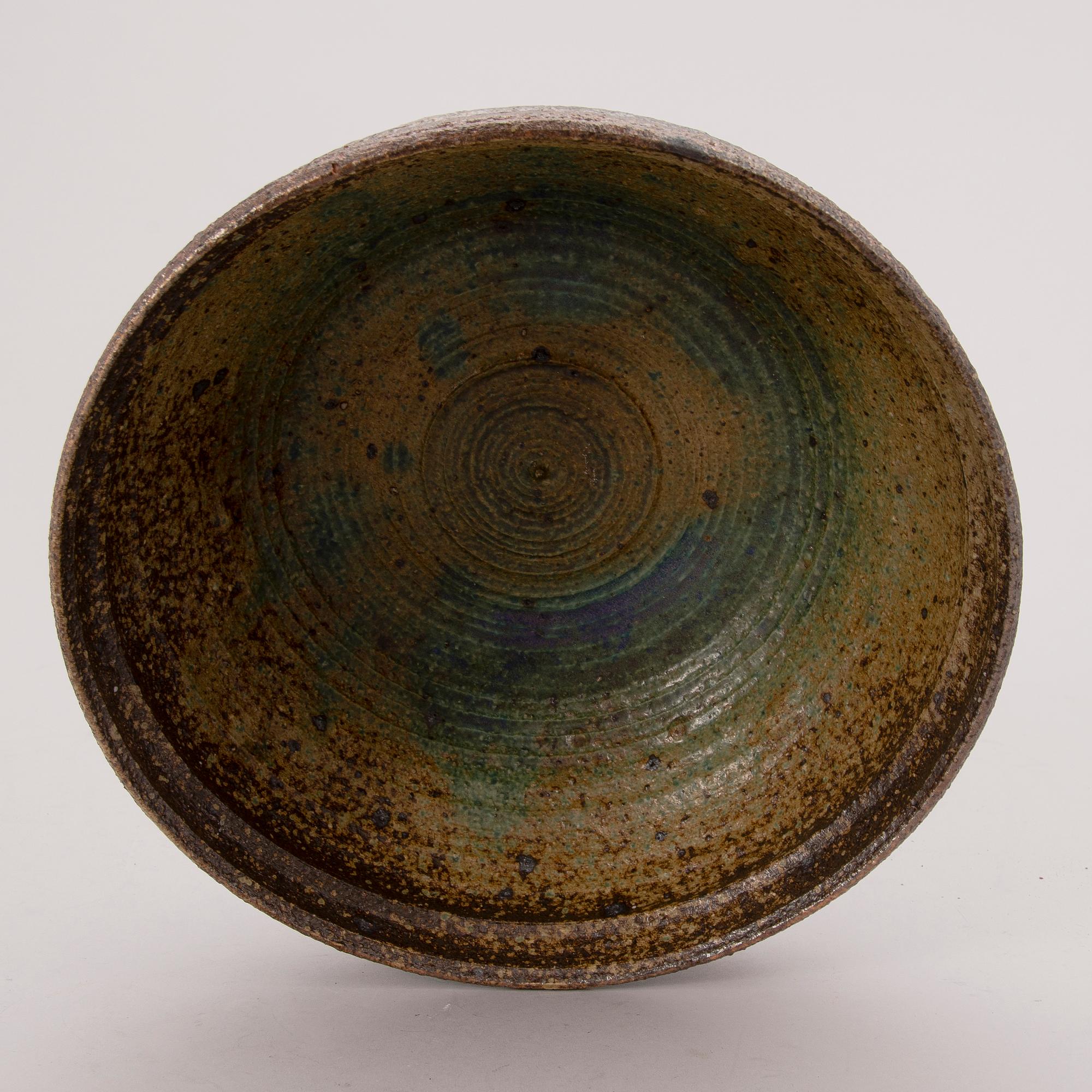 A ceramic bowl by Raija Tuumi, signed RT, Arabia 1962. - Bukowskis