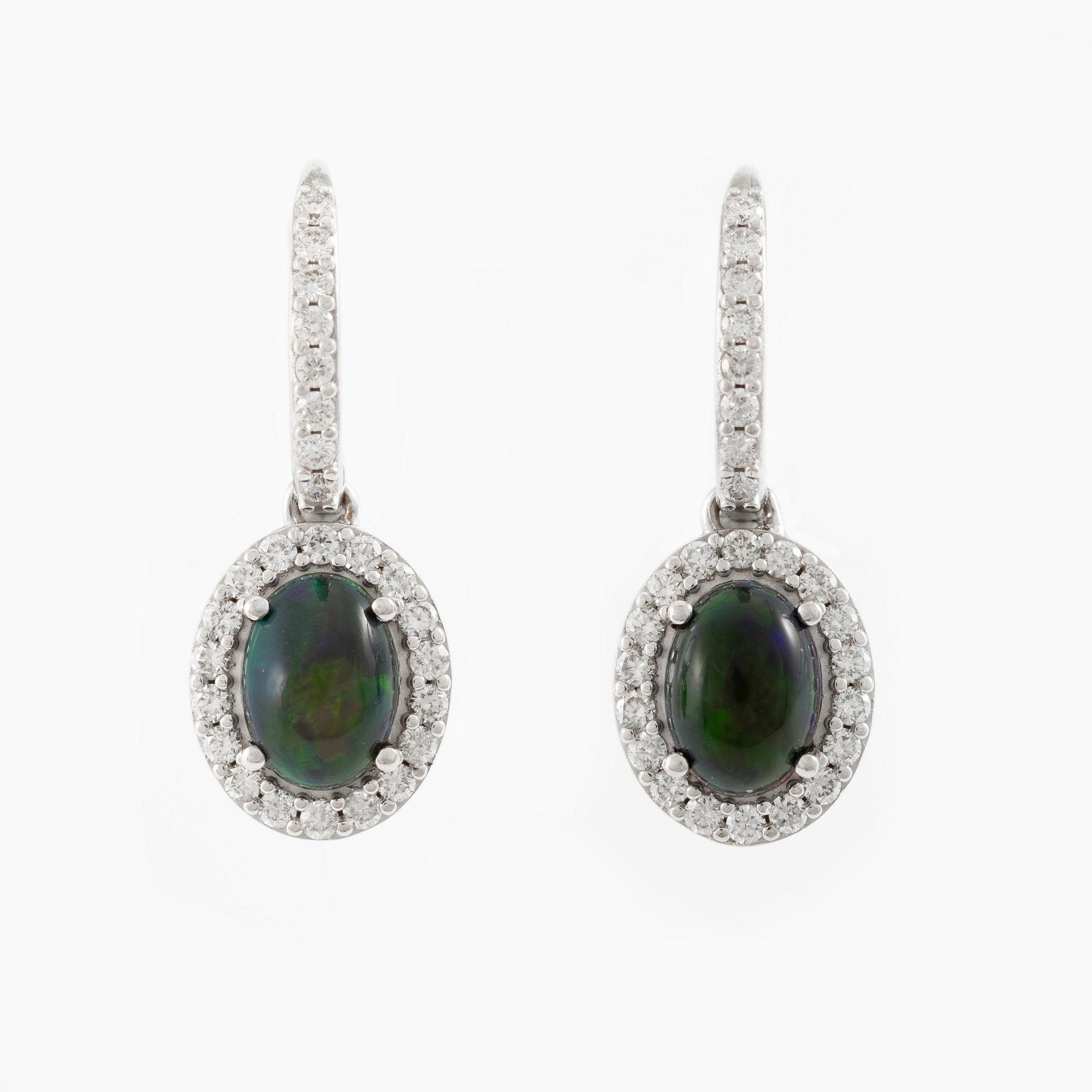 Earrings 18K white gold with opals and brilliant-cut diamonds.