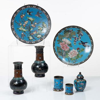A pair of cloisonné vases, two dishes, two cylindrical vases and a jar with cover, 19/20th century.