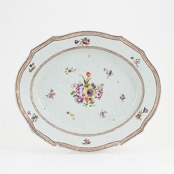 A Chinese porcelain charger, Qing Dynasty, Qianlong (1736-95).