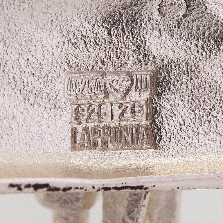 Björn Weckström, Rintaneula "Taidenäyttelyssä", sterlinghopeaa. Lapponia 2001.