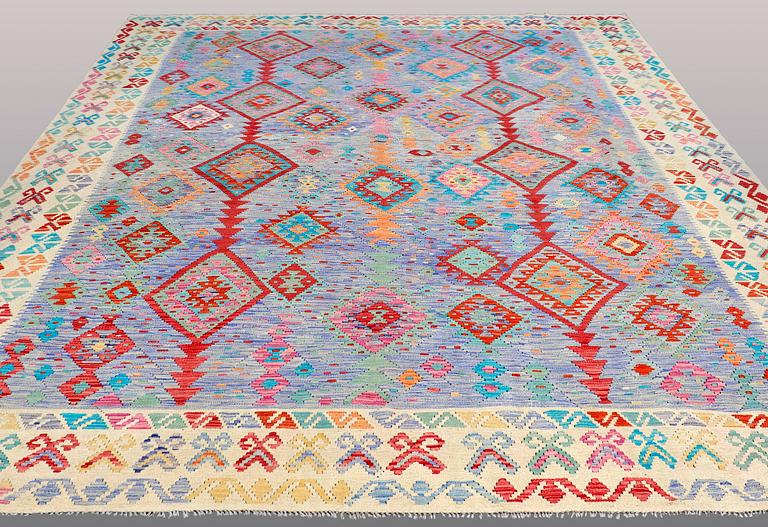 A CARPET, Kilim, ca 397 x 305 cm.