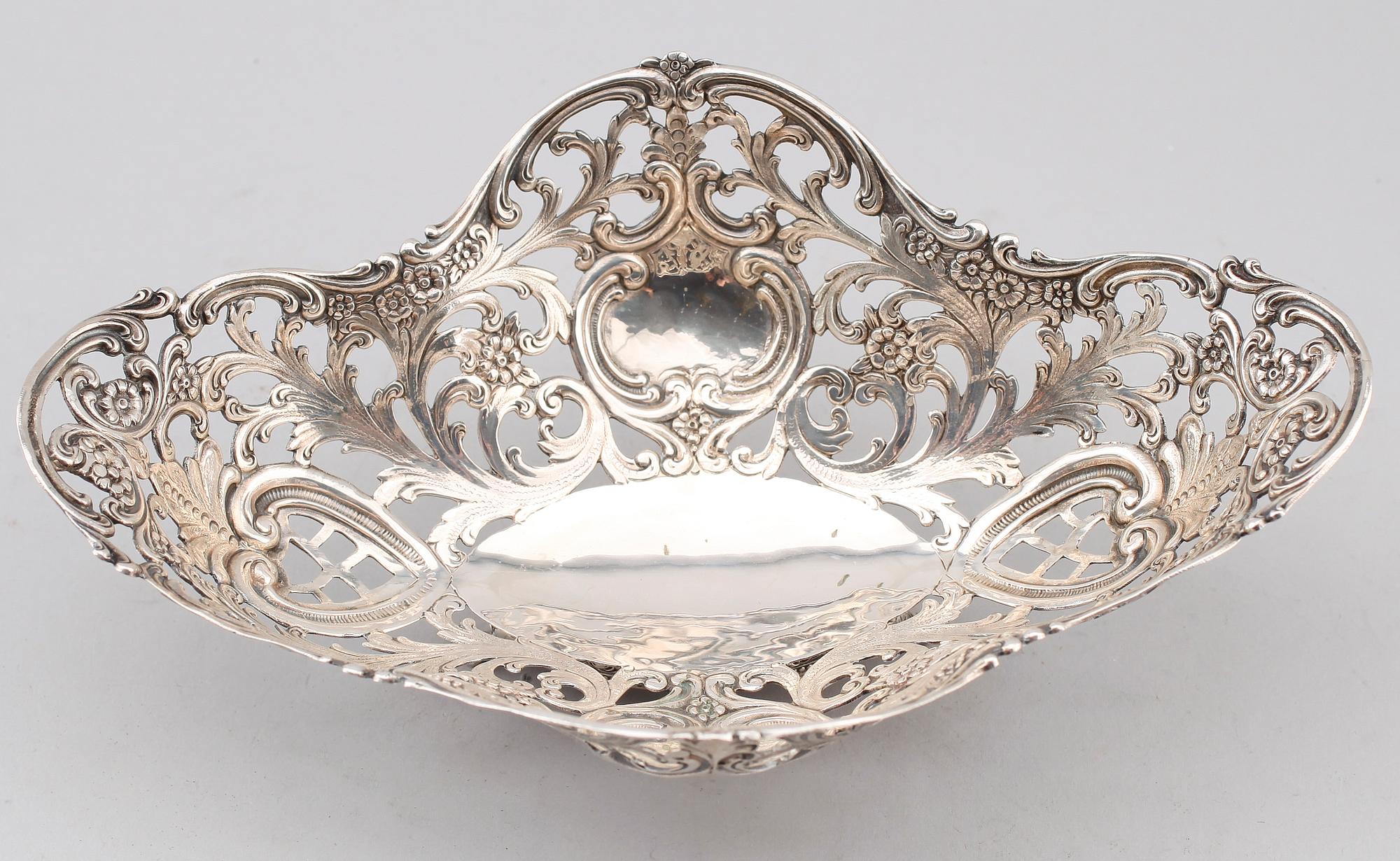 SKÅL, silver (835), rokokostil, 1900-talets första hälft. Vikt ca  240 gram.