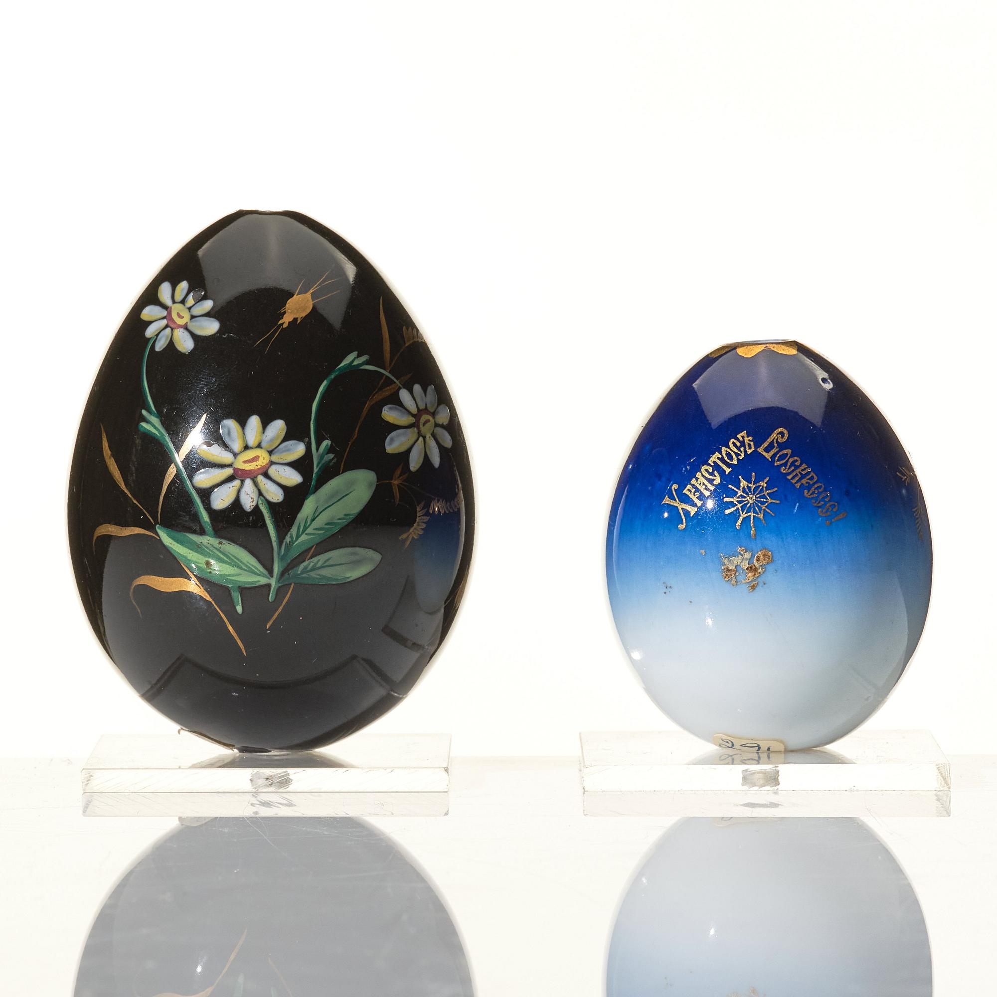 Ägg, två stycken, porslin. Ryssland, 1890-1900, troligen Kejserliga porslinsmanufakturen, St Petersburg.