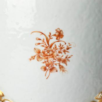 A Chinese Export jar with cover, Qing dynasty, 1790's.