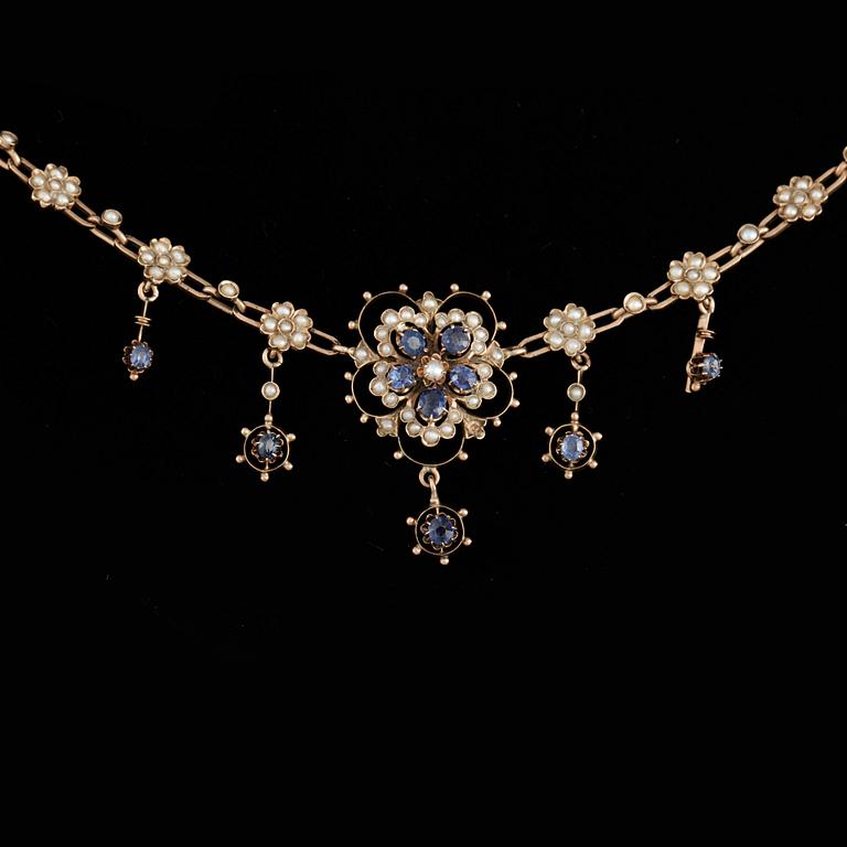HALSSMYCKE, 8k guld med små pärlor och safirer. Vikt ca 7,6 gram.