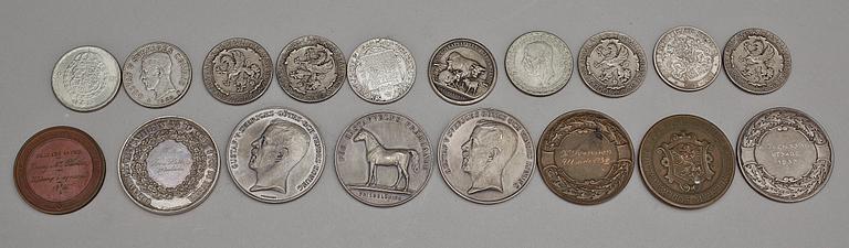 PARTI MYNT OCH MEDALJER, mest silver och Sverige 1800-1900-tal. Silvervikten ca 300 gram.