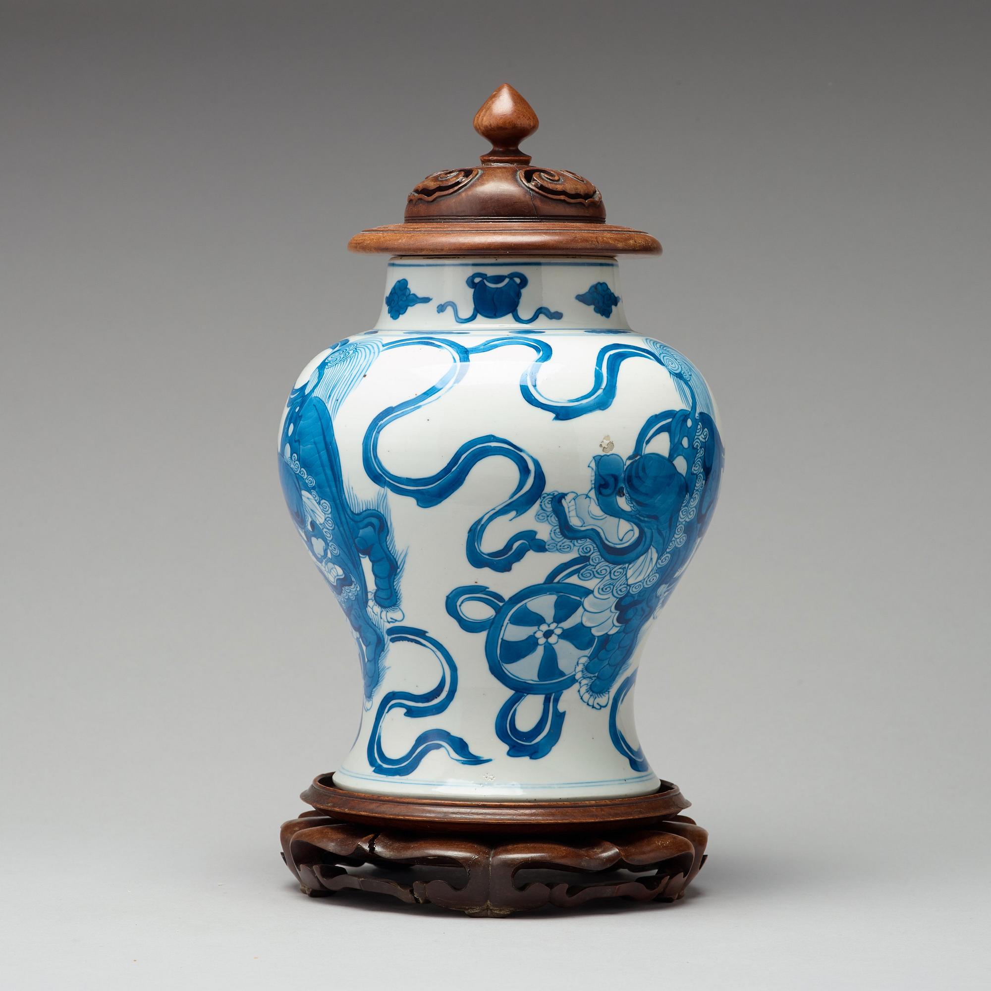 A blue and white vase, Qing dynasty (1664-1912).