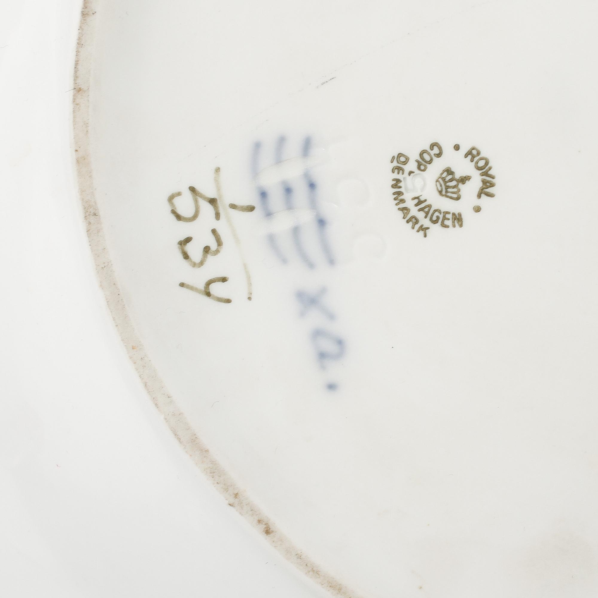 SERVISDELAR, 55 st, porslin, "Musselmalet", Royal Copenhagen, 1900-talets andra hälft.