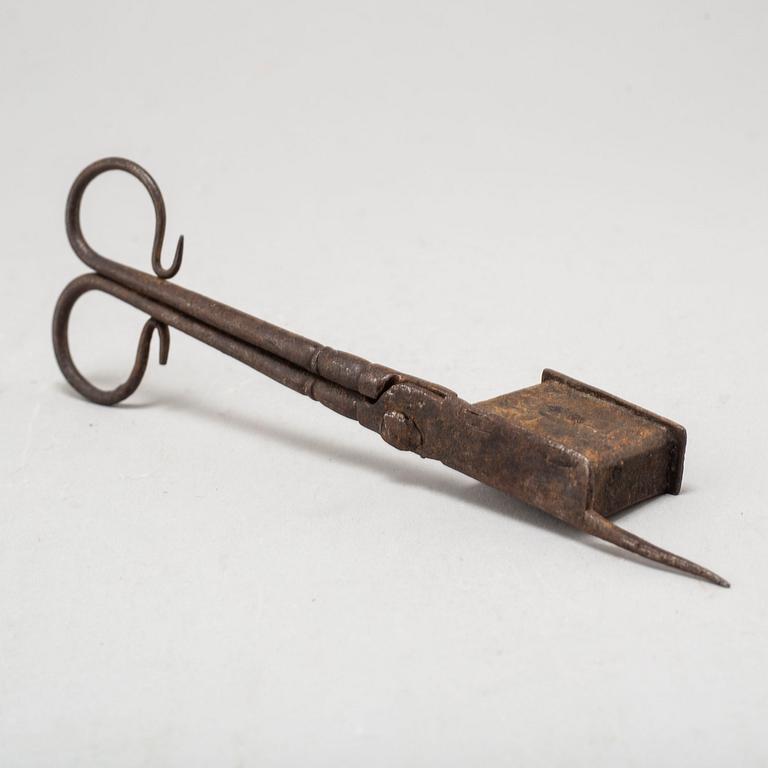 A PAIR OF IRON CANDLE SCISSORS, 17TH CENTURY.