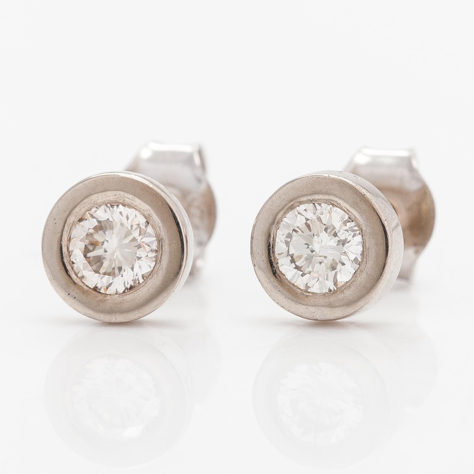 A pair of 14K white gold earrigns with diamonds ca. 0.40 ct in total.