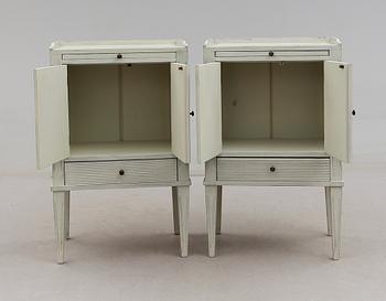 SÄNGBORD, 1 par, gustaviansk stil, 1900-talets andra hälft.