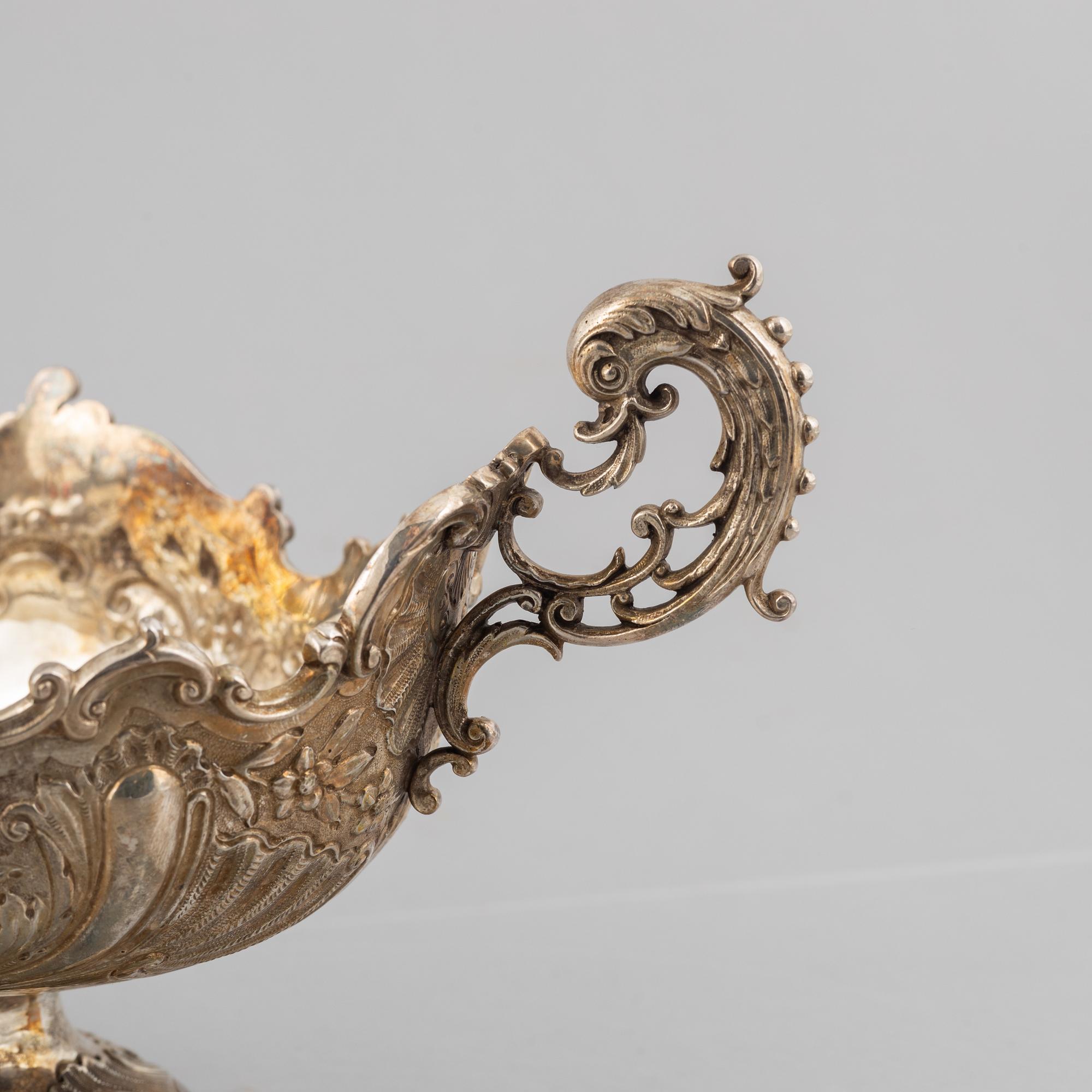 Walter & John Barnard, and Goldmisths & Silversmiths Co, a pair of silver bowls, London, England, 1894.