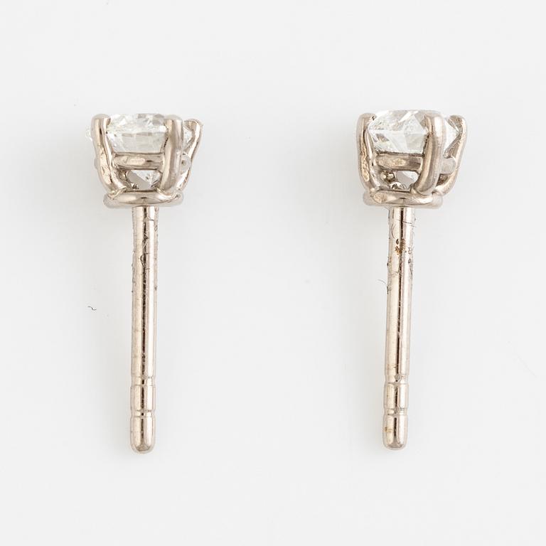 Örhängen, 18K vitguld med hjärtslipade diamanter totalt 0.60 ct. Medföljande GIA dossier.