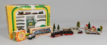 SAMLING MINIATYRJÄRNVÄGSFÖREMÅL, 1900-talets andra hälft.