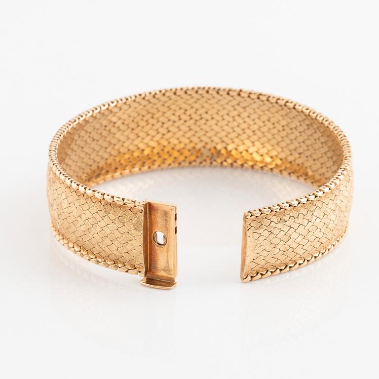 An 18K gold bracelet.
