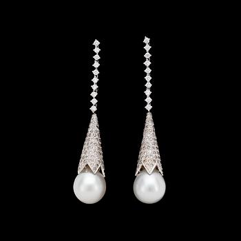 894. A pair of cultured south sea pearl, 13,5 mm, and brilliant cut diamond earrings, tot. 6.50 cts.
