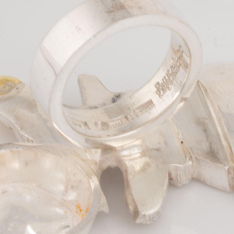 Rolf Karlsson tre ringar silver med gulddetaljer.