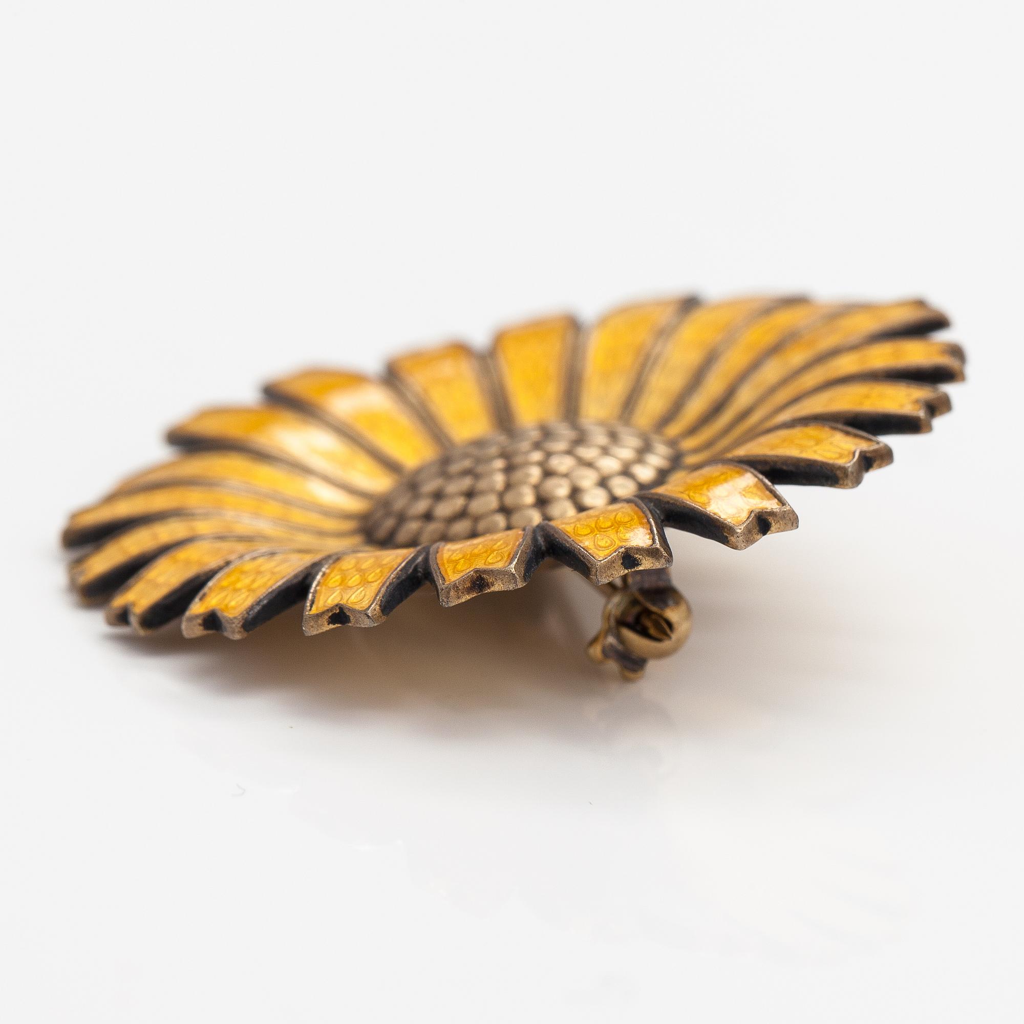 Georg Jensen, Brosch "Daisy", förgyllt sterlingsilver, emalj. Anton Michelsen, Köpenhamn.