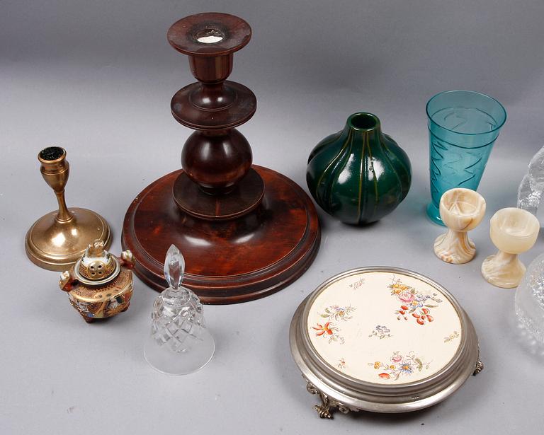 PARTI DIVERSE, 13 delar, glas, porslin, mässing, 1800 och 1900-tal.