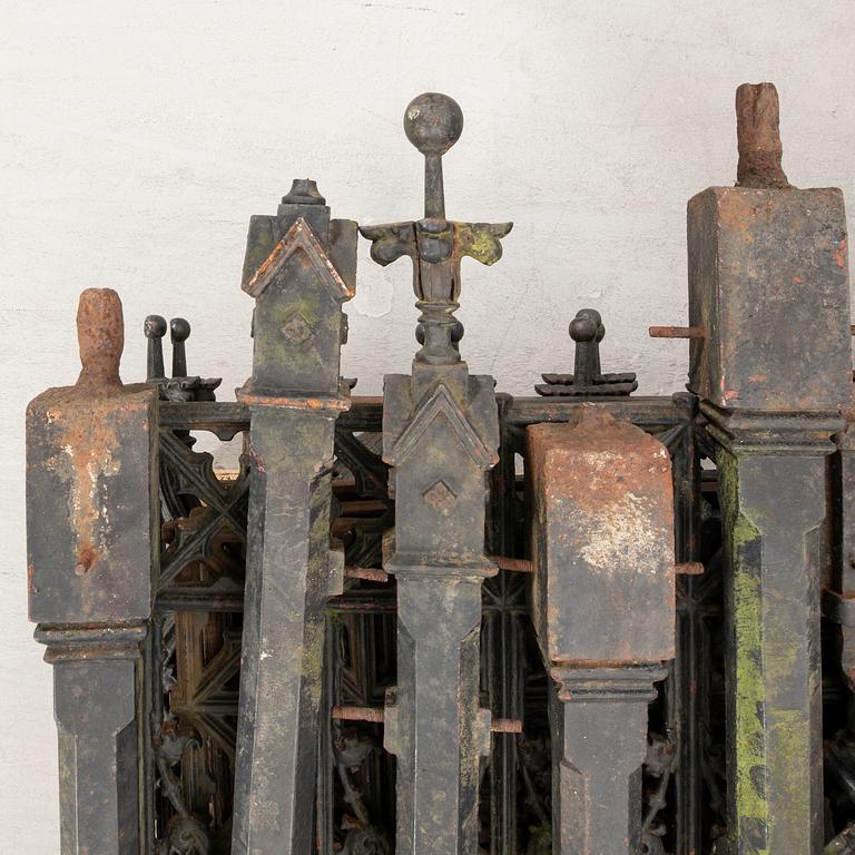 A cast iron fence, parts marked Kallinge 6 late 19th/early 20th century.