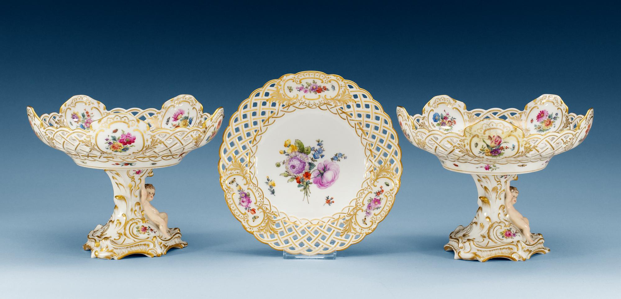 DESSERTTALLRIKAR, 14 stycken och TAZZOR, ett par, porslin. Den Kongelige Porcelainsfabrik, Danmark omkring 1900.
