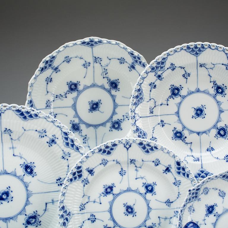 TE-, KAFFE och MATSERVIS, c:a 70 delar, porslin, "Musselmalet helblond" Royal Copenhagen, Danmark.