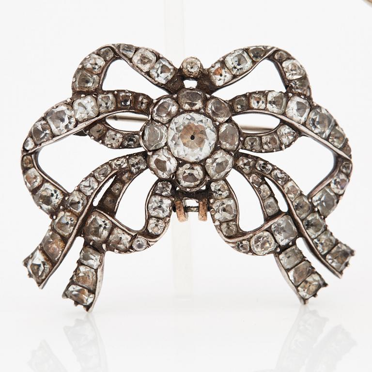 A PEARL PENDANT.