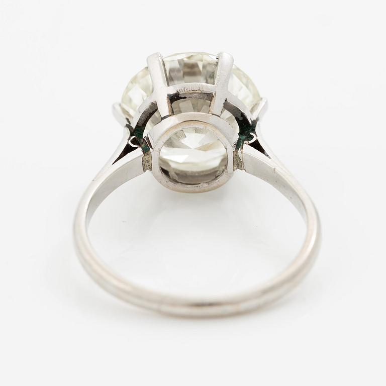 Ring med en rund briljantslipad diamant ca 6.07 ct.