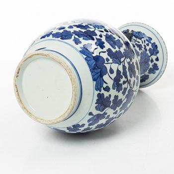 Vas, porslin. Kina, 1900-tal.