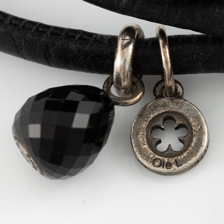 Charlotte Lynggaard, Ole Lynggaard, lädderrem med berlock, "Sweet drops", silver med liten briljantslipad diamanter.