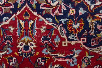 A Kashan carpet, c. 309 x 202 cm.