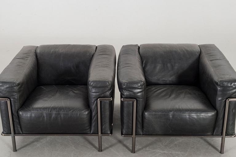 A PAIR OF NATUZZI LEATHER ARMCHAIRS, end of 20th century.