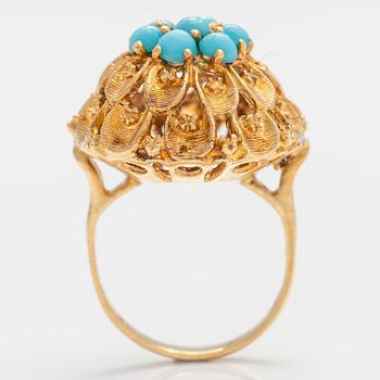 An 18K gold ring with glass stones.