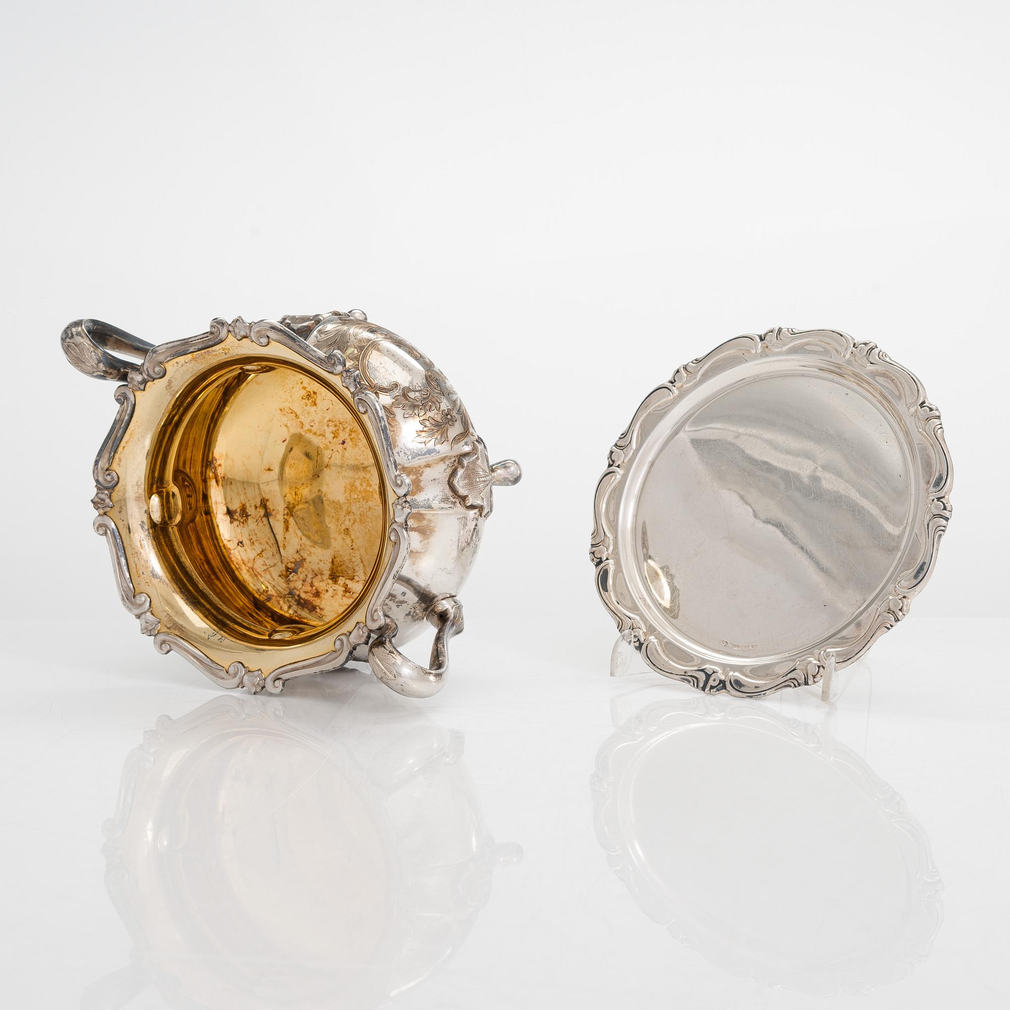 Kaffeservis, 3 delar, silver, Auran Kultaseppä, Åbo 1944 och 1950. Silverfatet från Kultakeskus, Tavastehus 1955.