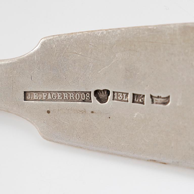 Johan Edvard Fagerroos, matskedar, 12 st, och Hjalmar Fagerroos, matgafflar 12 st, Helsingfors 1868 och 1916.