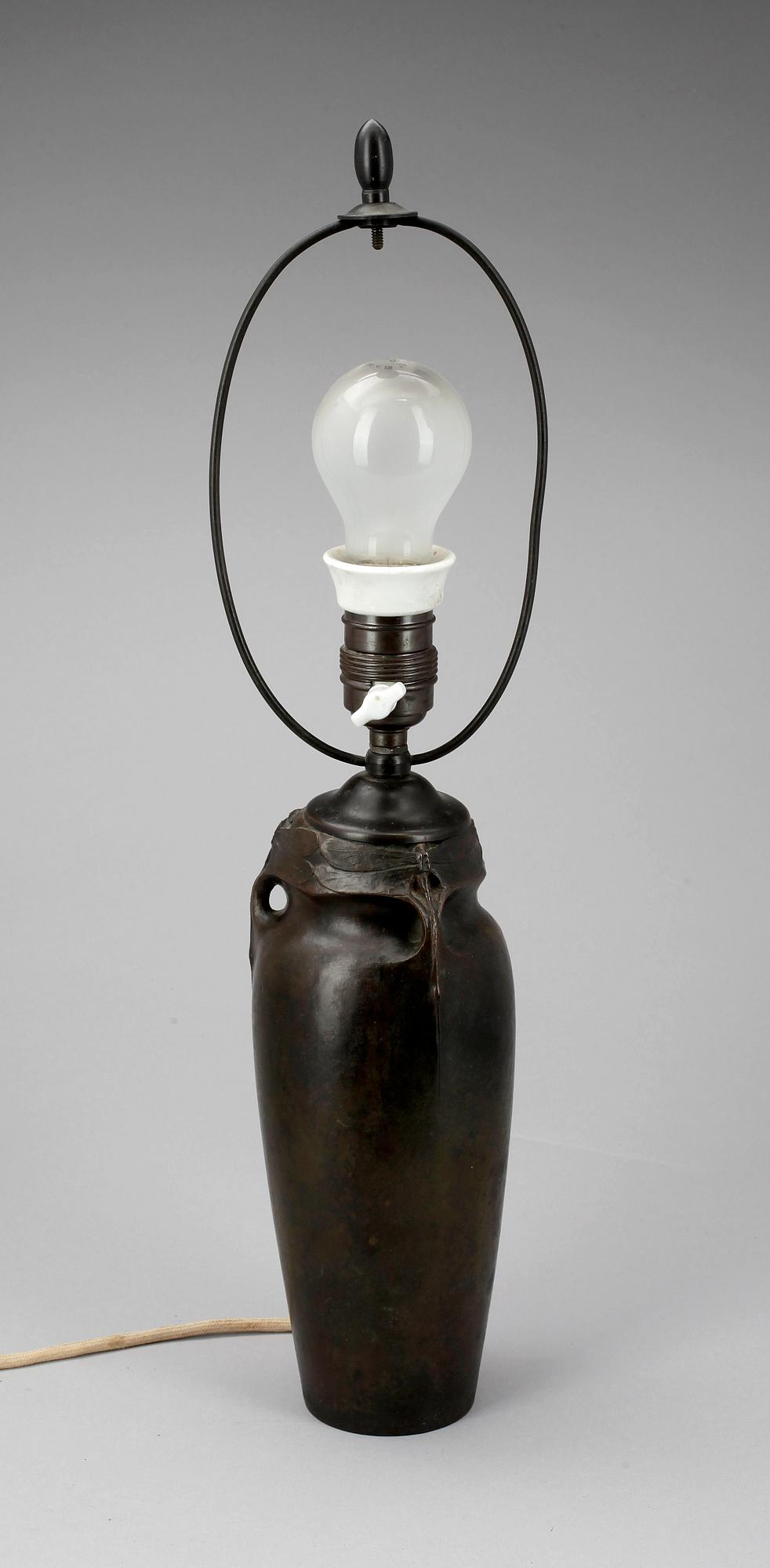 BORDSLAMPA, brons, jugend. A. Granberg, tidigt 1900-tal.